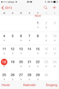 Apples Kalender-App in iOS 7 in der Monatsansicht. Fast an jedem Tag ein grauer Punkt - Hilfreich ist das nicht